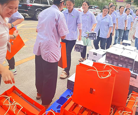 雙節(jié)同慶暖人心，關(guān)懷慰問傳真情||雅香麗化妝用品(深圳)有限公司為全體職工發(fā)放“雙節(jié)”福利